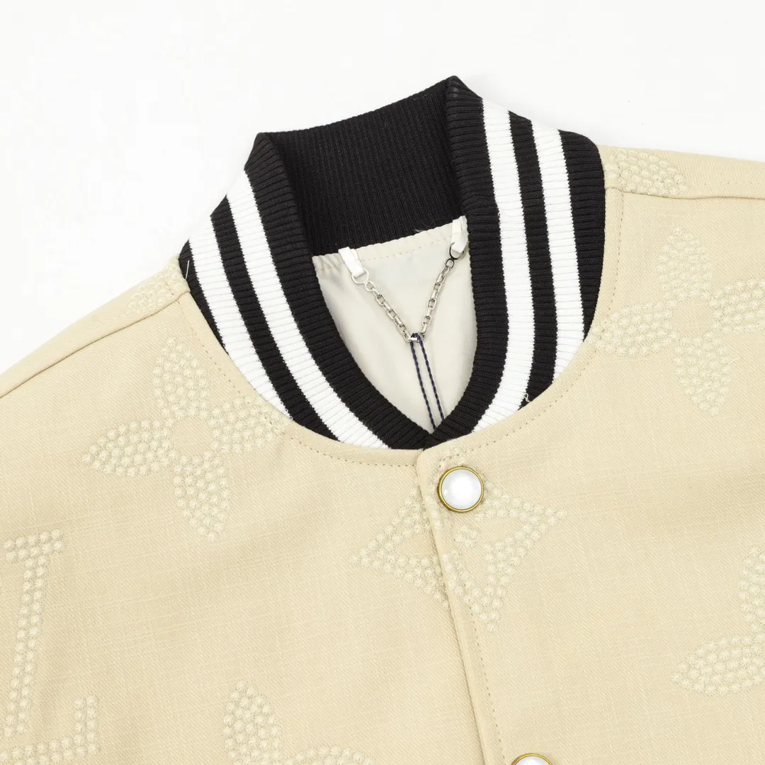 🅿️570 Louis Vuitton/Louis Vuitton pearl presbyopic stitching baseball uniform jacket Warm reminder: It is recommended to hand wash or dry clean! ! This year is particularly popular. Baseball uniform jackets are available at all levels of the market (you must compare the details). The most powerful quality control. Baseball uniforms have been produced and researched for 7 years. The details are exquisite. With it, you will be the most handsome boy in the world. The fully painted surface with four-button buttons (buttons with LOGO), the fabric is customized for more than a month. It is not ready-made in the market. It is made of woolen blended fabric, custom-woven and dyed. It has high color fastness. It is recommended to hand wash or dry clean for the first time. "Custom-woven knitted rib at the hem", the lining is made of silky and delicate cupro fiber material, which can be worn directly against the body. It is extremely comfortable, a heavy-hitting item, purchase version! Size：XS-L
